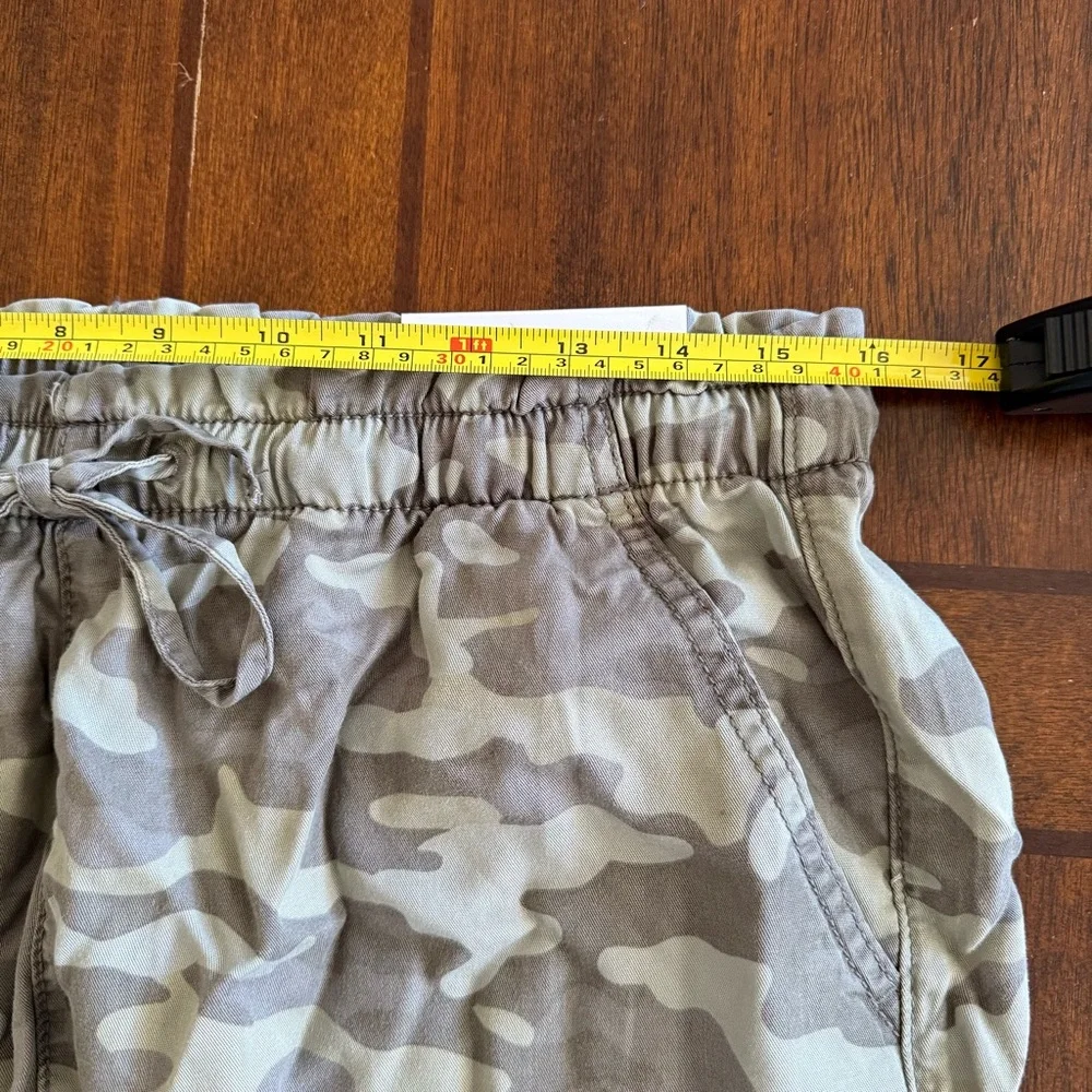 American Eagle Outfitters Green Camo Shorts - Large - Picture 4 of 5